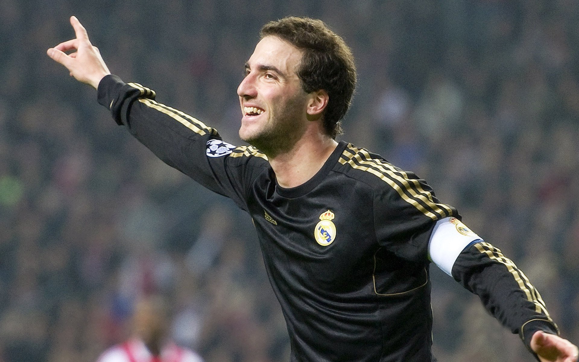 国际体坛巨星足球精彩瞬间：场上对决，踢足球的国际巨星